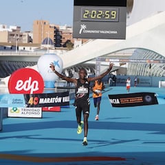 El keniano Chebet (2h03:00) sitúa a Valencia en el Top-3 del mundo