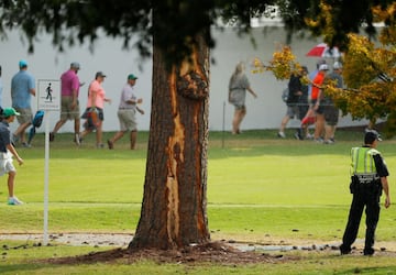 Una tormenta eléctrica paró el juego en el East Lake Golf Club de Atlanta, el campo en el que se disputa el Tour Championship, la final de la millonaria FedEx Cup. Un rayo cayó sobre un árbol, que se incendió y provocó que varios espectadores resultaran heridos. Varias ambulancias se dirigieron al lugar del suceso, aunque, según la NBC, no correrían peligro las vidas de ninguno de los afectados.