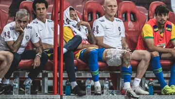 Neymar observa del banquillo el partido de Brasil ante Nigeria.