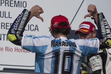 El nonacampe車n del mundo celebr車 con una camiseta de la Selecci車n de Argentina con el 10 de Maradona impreso a la espalda, su victoria en 2015 en el Circuito de R赤o Hondo, Argentina.