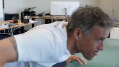 A Luis Enrique le suena la alarma en medio de una charla y pasa esto: ¡ya es viral!