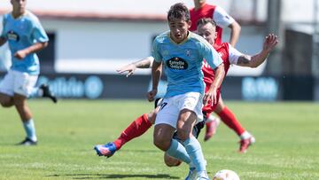 Raúl Blanco conduce el balón durante un partido del Celta B