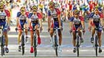 <b>JORNADA DE HOMENAJE EN LA PARÍS-NIZA.</B> Los siete ciclistas del Cofidis (Moncoutié, Bessy, Clain, Gaumont, Mattan, Rutkiewicz y Vasseur) se adelantaron ayer al pelotón para cruzar la meta de la tercera etapa de la París-Niza, como homenaje a su compañero Andrei Kivilev.