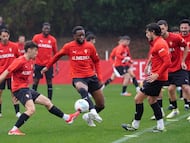 10/10/25 SPORTING DE GIJON
JUGADORES EN UN RONDO EN EL ENTRENAMIENTO