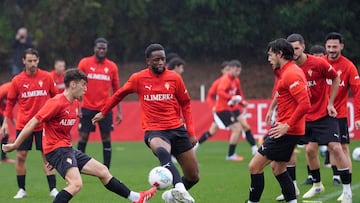 10/10/25 SPORTING DE GIJON
JUGADORES EN UN RONDO EN EL ENTRENAMIENTO