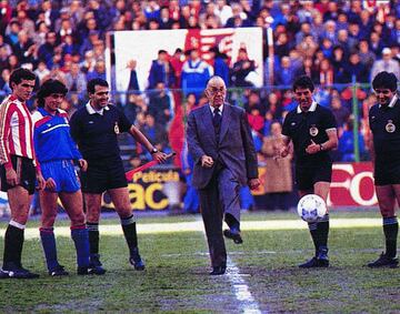 El premio Nobel de Literatura Camilo José Cela hizo el saque de honor en el 50 aniversario del Atlético Aviación antes del encuentro de Liga (jornada 24) contra el Athletic Club. Los rojiblancos jugaron con la segunda equipación. El partido acabó 2-0 con Baltazar y Orejuela como goleadores.