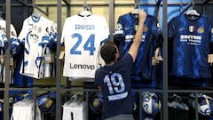 La camiseta de Eriksen en la tienda oficial del Inter en Mil&aacute;n.