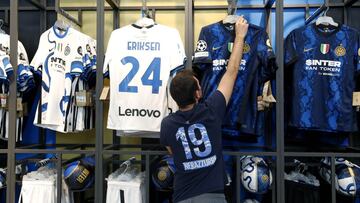 La camiseta de Eriksen en la tienda oficial del Inter en Mil&aacute;n.