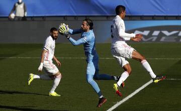 Ocasi¨®n de Varane que para Jaume Domenech portero del Valencia
