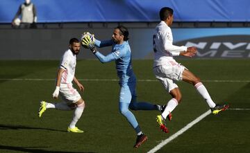 Ocasión de Varane que para Jaume Domenech portero del Valencia 
