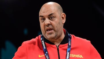Spain's head coach Lucas Mondelo gestures during the FIBA 2018 Women's Basketball World Cup quarter final match between Canada and Spain at the Santiago Martin arena in San Cristobal de la Laguna on the Canary island of Tenerife on September 28, 2018. (Photo by JAVIER SORIANO / AFP)