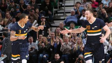 George Hill y Gordon Hayward durante el partido de anoche