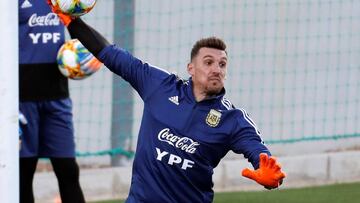 GRAF6863. MADRID, 19/03/2019.- El guardameta la selección de Argentina Franco Armani durante el entrenamiento que el equipo realiza esta tarde en las instalaciones de Valdebebas, en Madrid, para preparar el partido amistoso que disputarán ante Venezuela el próximo viernes en el Wanda Metropolitano de Madrid. EFE/Juan Carlos Hidalgo