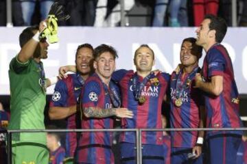 Pese a que fue suplente durante todo el torneo, Claudio Bravo celebró el título del Barcelona en esta competición. De paso, se convirtió en el primer chileno en lograr 'la Orejona'.