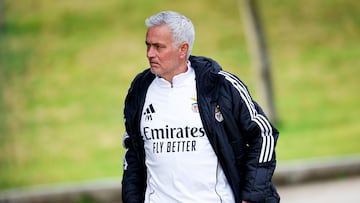 Mourinho, en el entrenamiento de ayer del Benfica.