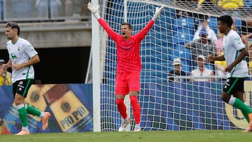 Horkas da indicaciones a sus compañeros durante el partido ante el Racing.