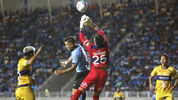 Futbol, Deportes Iquique vs Everton. Segunda fecha, Campeonato Nacional 2020. El jugador de Everton Johnny Herrera disputa el balon contra Alvaro Ramos de Deportes Iquique durante el partido de primera division en el estadio Tierra de Campeones. Iquiqu