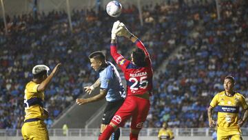 Futbol, Deportes Iquique vs Everton.  Segunda fecha, Campeonato Nacional 2020.  El jugador de Everton Johnny Herrera disputa el balon contra Alvaro Ramos de Deportes Iquique durante el partido de primera division en el estadio Tierra de Campeones.  Iquiqu