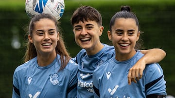Apari, Lucía Pardo y Guridi, jugadoras de la Real Sociedad, en un entrenamiento.
