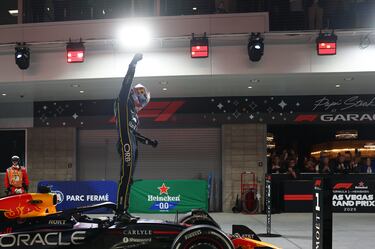 El ganador de la carrera, el holandés Max Verstappen (Oracle Red Bull Racing), celebra su llegada al parque cerrado durante el Gran Premio de F1 de Las Vegas.