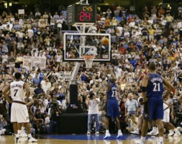 El 16 de abril de 2003 Michael Jordan jug¨® su ¨²ltimo partido de baloncesto profesional. Fue en el encuentro de Washington Wizards contra Philadelphia 76ers. La imagen corresponde al ¨²ltimo punto que anot¨®.