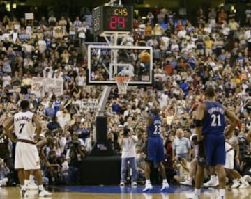 El 16 de abril de 2003 Michael Jordan jug su ltimo partido de baloncesto profesional. Fue en el encuentro de Washington Wizards contra Philadelphia 76ers. La imagen corresponde al ltimo punto que anot.