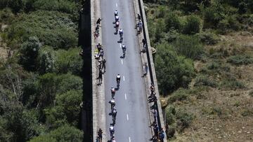 Mende (France), 16/07/2022.- Riders in action during the 14th stage of the Tour de France 2022 over 192.5km from Saint-Etienne to Mende, France, 16 July 2022. (Ciclismo, Francia) EFE/EPA/GUILLAUME HORCAJUELO