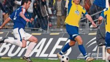 <b>ENFADO. </b>Mario Toedtli reclama la legalidad de su remate de cabeza y el gol que pudo suponer el empate de los amarillos.