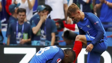 Dimitri Payet y Antoine Griezmann, celebrando un gol de Francia en la Euro.
