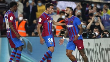 Soccer Football - LaLiga - FC Barcelona v Valencia - Camp Nou, Barcelona, Spain - October 17, 2021 FC Barcelona&#039;s Memphis Depay celebrates scoring their second goal with Eric Garcia REUTERS/Albert Gea