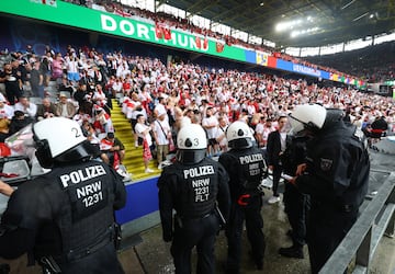 El enfrentamiento entre los aficionados de ambas selecciones se dio en una de las tribunas del Signal Iduna Park, donde Turquía se impuso 3-1 en la primera fecha del Grupo F.