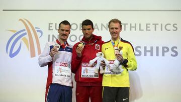 Adel Mechaal, en el centro junto a Henrik Ingebrigtsen y Richard Ringer.