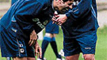 <B>AMBIENTE RELAJADO.</b> Valerón y Capdevila, el ejemplo de un partido sin tensión.