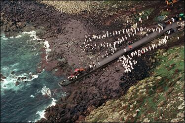 Decenas de voluntarios limpian las playas de la costa gallega. 