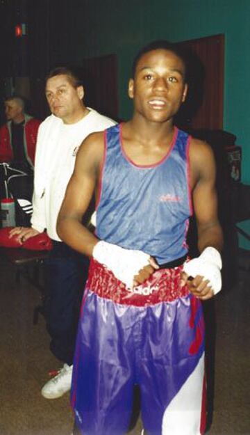 Después de su experiencia amateur, conseguiría debutar como profesional en 1996