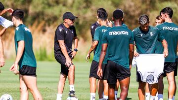 José Juan con sus jugadores.