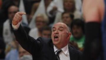 Pablo Laso da instrucciones a sus jugadores durante el segundo asalto de la final.