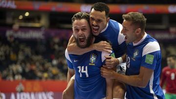 Brasil sigue con lo justo... pero ya está en semifinales