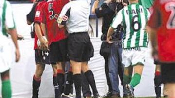 <b>ROJA DIRECTA.</b> Pérez Burrull expulsó a Pablo García por una entrada sobre Joaquín en la fi nal de Copa. Zidane también vio la roja directa en un Juve-Hamburgo de la 00-01.