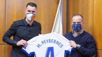 Peybernes posa con la camiseta del Real Zaragoza junto al presidente Christian Lapetra.