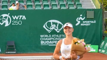 La tenista rusa Maria Timofeeva posa con el trofeo de campeona del Hungarian Grand Prix del WTA Tour.