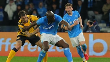 Napoli's Belgian forward #11 Romelu Lukaku fights for the ball with Inter Milan's Italian defender #15 Francesco Acerbi during the Italian Serie A football match between Napoli and Inter Milan at the Diego Armando Maradona stadium in Naples on March 01, 2025. (Photo by CARLO HERMANN / AFP)