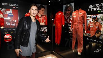 Jorge Lorenzo en su Museo World Champions de Andorra mostrando las piezas que tiene de campeones de F&oacute;rmula 1. 