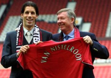 27 de abril 2001. El jugador de fútbol holandés Ruud Van Nistelrooy y el entrenador del Manchester United, Sir Alex Ferguson, posan para los medios de comunicación en el Old Trafford.