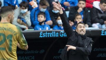 Coudet da instrucciones a sus jugadores durante el partido contra el Betis.