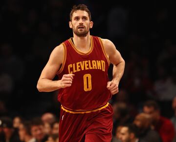 Los Cleveland Cavaliers reciben a Kevin Love.
Los Minnesota Timberwolves reciben a Andrew Wiggins, Anthony Bennett y Thaddeus Young.
Los Philadelphia 76ers reciben a Luc Mbah a Moute, Alexey Shved y una primera ronda de 2016.

Después de seis años sin llegar a playoffs y con sólo uno de contrato por delante, Kevin Love quería marcharse y los Wolves parecieron sacar una buena recompensa a cambio: se llevaban los dos últimos números 1 del draft. Bennett, en su primera temporada en Cleveland, había defraudado, pero aún tenía mucho margen de mejora. Por su parte, Wiggins llegaba con la vitola de futura estrella. Ninguno de los dos hizo honor a las expectativas. El primero sólo estuvo un año en Minnesota y el segundo se marchó en el pasado mercado de febrero sin llegar a convertirse en el jugador franquicia que prometía ser. Al menos, a cambio de Wiggins consiguieron a D'Angello Russell. Eso sí, dando dos rondas de draft de 2021, una primera y una segunda, a los Warriors. Por parte de los Cavs el traspaso cumplió el objetivo: formar un big three con LeBron e Irving, con el que llegaron a cuatro finales consecutivas y lograron el anillo en 2016. Ahora que ellos dos se han marchado, Love es el mejor jugador de la plantilla.
