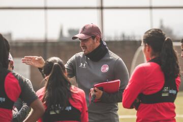 Entrenador de las Diablas desde el Clausura 2020. Antes era el auxiliar.