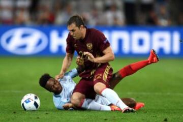 Raheem Sterling y Artem Dzyuba