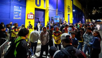Soccer Football - Liga MX - America v Pachuca - Estadio Ciudad de los Deportes, Mexico City, Mexico - August 30, 2025 America fans stand outside the stadium after the team was sanctioned by local authorities forcing the match to be played behind closed doors REUTERS/Eloisa Sanchez