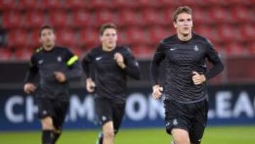 Los jugadores de la Real, ayer, en el césped del Bay Arena.